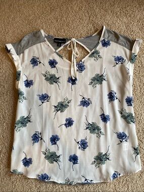 Fortune + Ivy White Floral Tie-Back Cap-Sleeve Blouse
